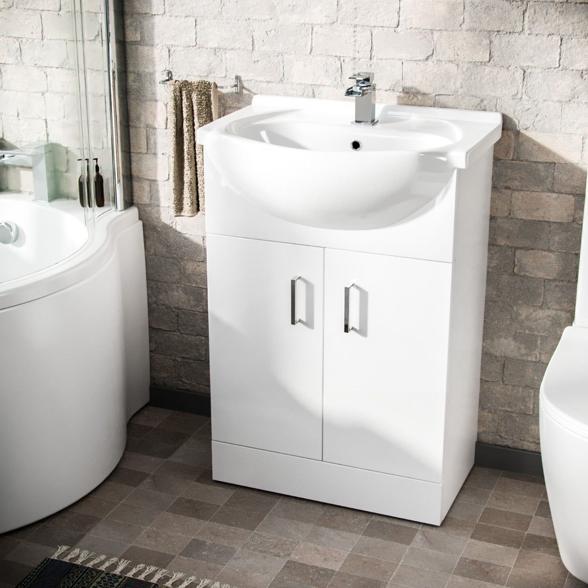 P-Shaped RH Bath 550mm Floor Vanity Unit & Curved Toilet Suite