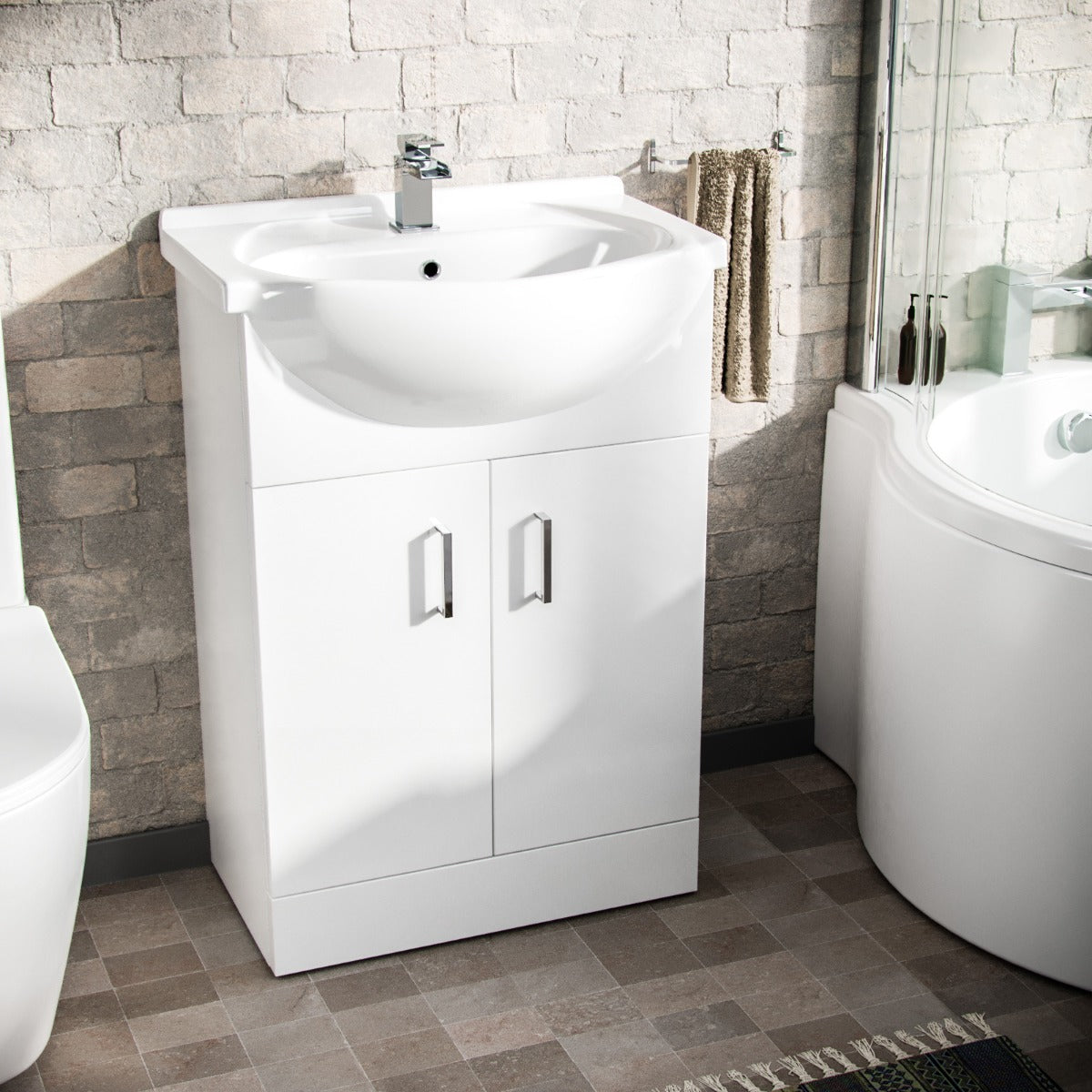 P-Shaped LH Bath 550mm Floor Vanity Unit & Curved Toilet Suite